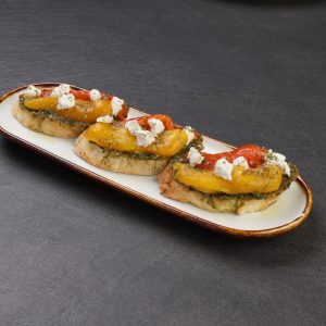 Bruschete cu ardei copți, sos pesto și brânză de capră