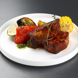 Costiță de porc cu legume coapte în sos pesto