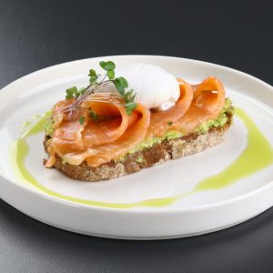 Toast cu somon și guacamole