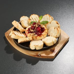 Camembert la cuptor cu sos de răchițele