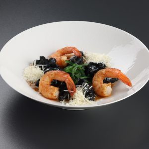 Ravioli negre cu doradă și creveți