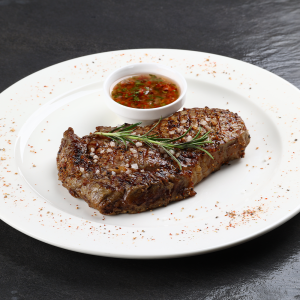 Ribeye steak cu sos chimichurri