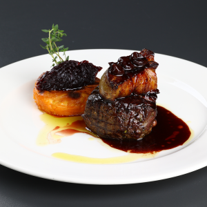 File rossini cu foie gras în sos de vișine cu cartof batat gratinat