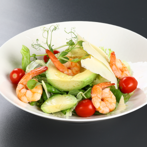 Salată cu avocado și creveți