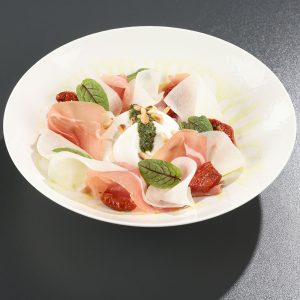 Salată cu pepene galben, prosciutto și burrata