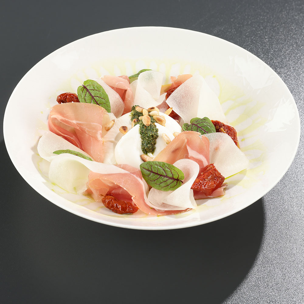 Salat Cu Pepene Galben Prosciutto i Burrata Motif