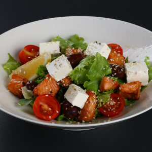 Salată cu somon copt şi brânză feta