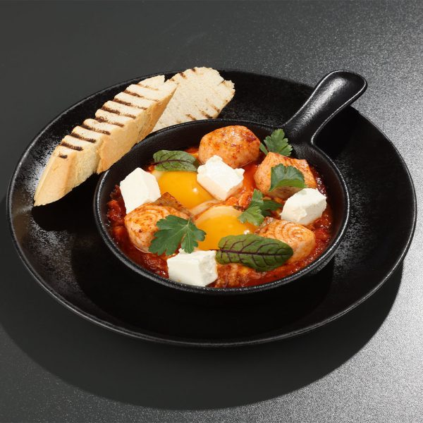 Ouă coapte în sos shakshuka cu somon