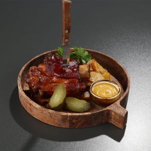Ciolan de porc cu cartofi ca acasă și castraveți murați