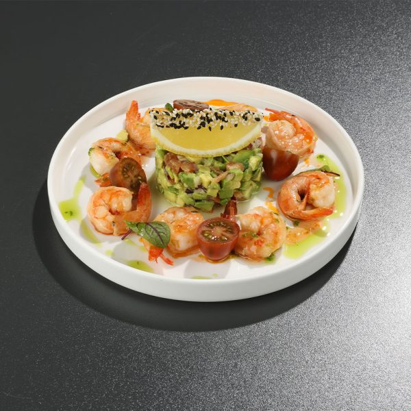 Creveți la grătar cu ierburi aromate și salsa de avocado