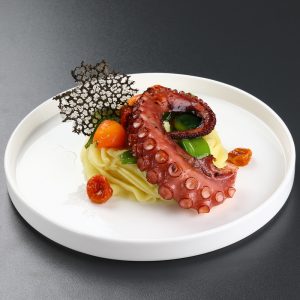Octopus cu piure de cartofi și legume